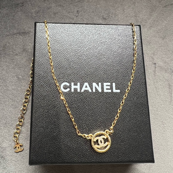 Chanel Crystal Metal CC Round Pendant necklace - Picture 4 of 15